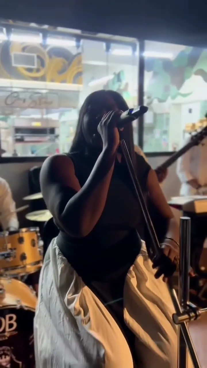 Gineve performing live — video