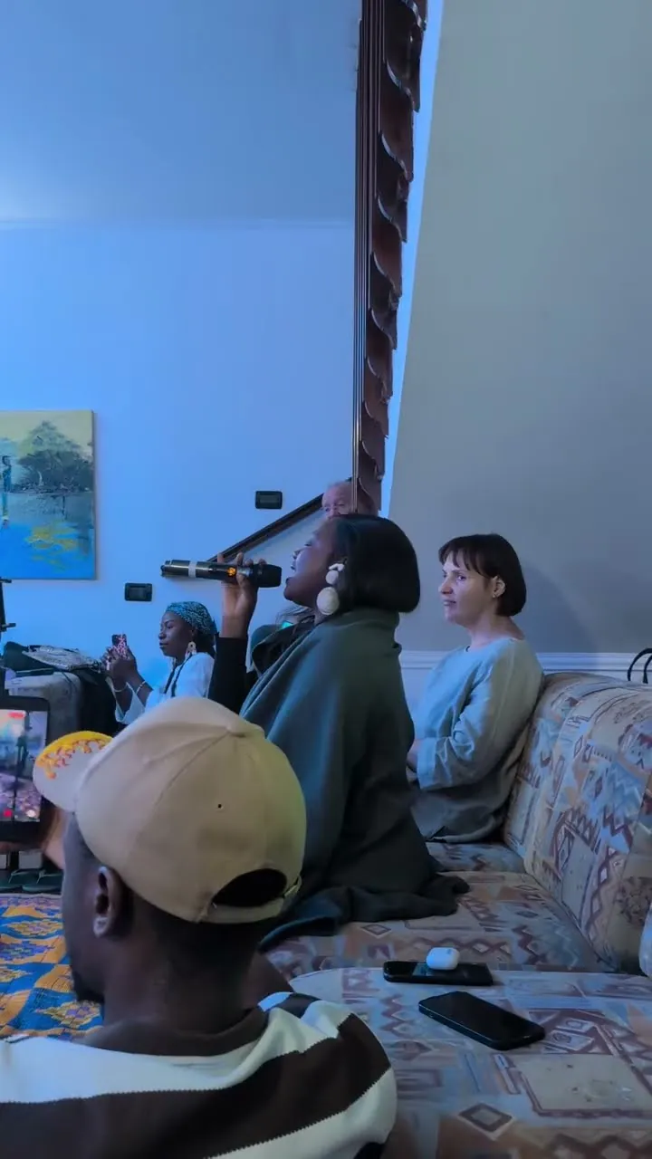 Gineve performing in a live session — video