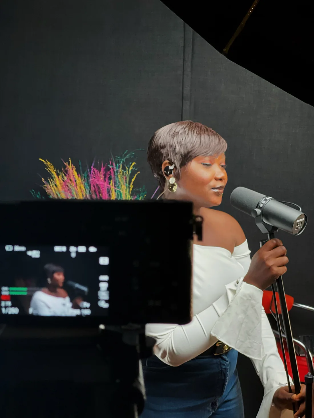 Gineve performing live