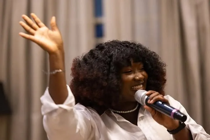 Gineve singing live