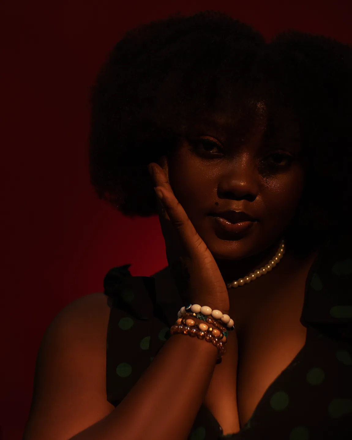 Gineve — press photo, studio portrait